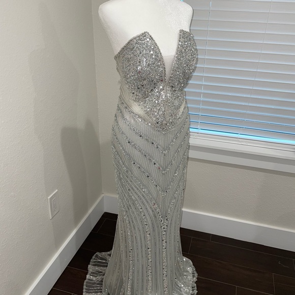 Cinderella Divine CD0216 Ladivine STRAPLESS FITTED BEADED GOWN - Picture 3 of 9